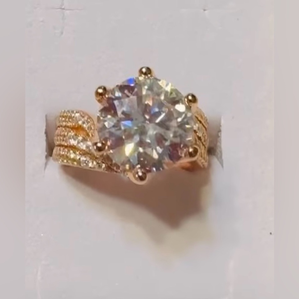 S925 5 CT Moissanite  Ring Rose Gold Color
S925 is stamped inside ring.. New